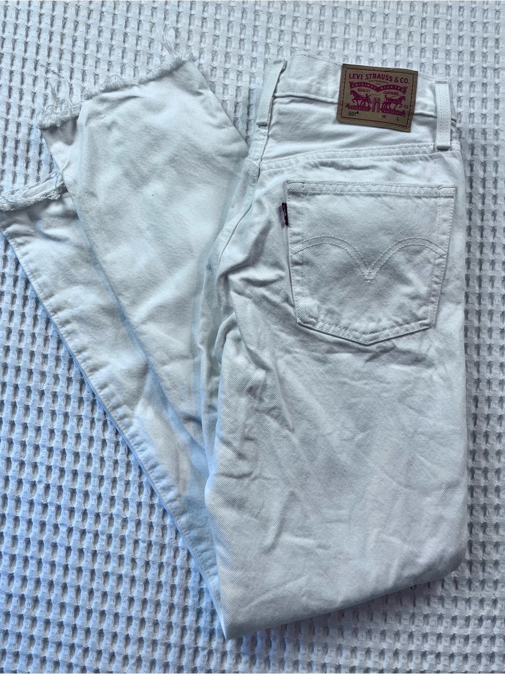 Levi’s 501 White Distressed Button Fly Straight Leg Jeans Raw Hem. W25x30